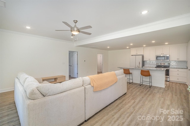 living room with recessed lighting, visible vents, a ceiling fan, light wood-style floors, and crown molding