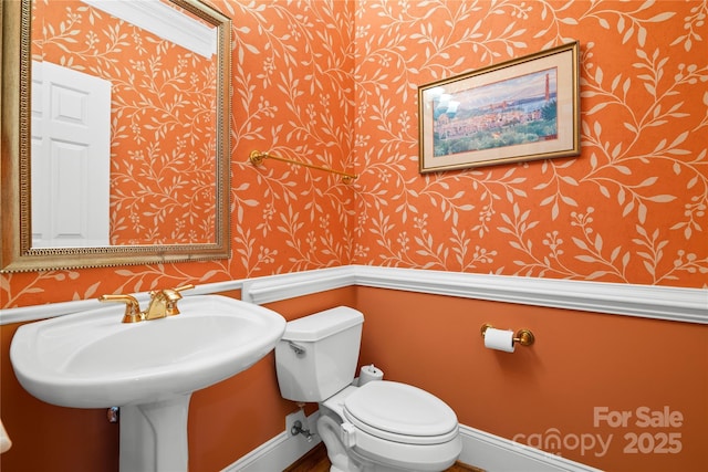 3420 Maryhurst Ln, Charlotte, NC 28226 - bathroom with wallpapered walls, baseboards, and toilet