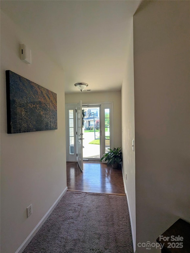entryway featuring carpet floors and baseboards