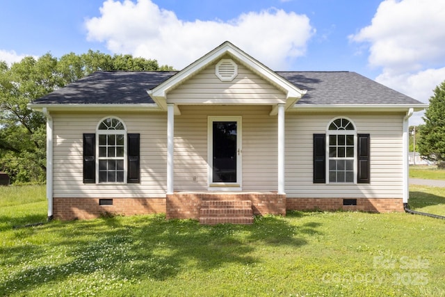 view of front facade featuring roof with shingles, entry steps, a front lawn, and crawl space