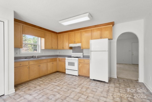 318 Huffman Rd, Gastonia, NC 28056 - kitchen featuring white appliances, under cabinet range hood, a sink, arched walkways, and baseboards