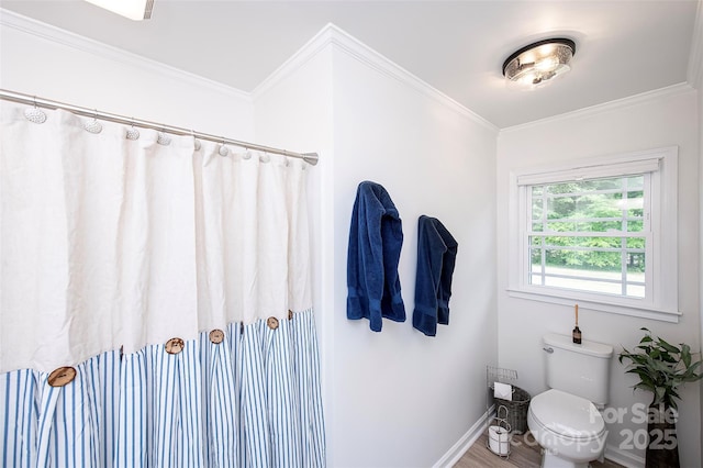 bathroom featuring toilet, crown molding, curtained shower, and baseboards
