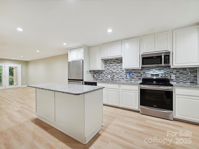 7004 Quail Hill Rd, Charlotte, NC 28210 - kitchen with light wood finished floors, a sink, backsplash, and stainless steel appliances