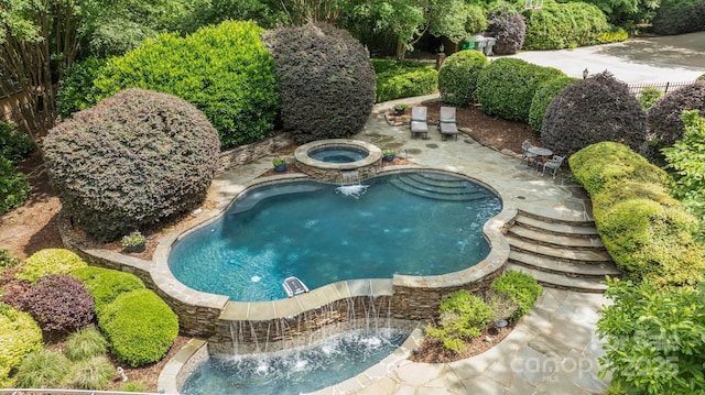 6824 N Baltusrol Ln, Charlotte, NC 28210 - swimming pool with an in-ground hot tub and a patio