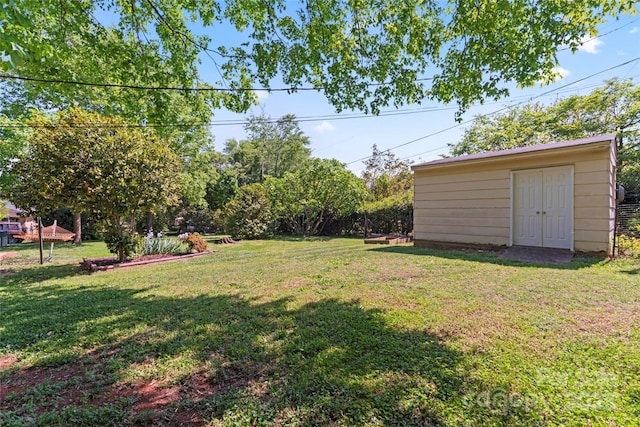 view of yard featuring an outdoor structure
