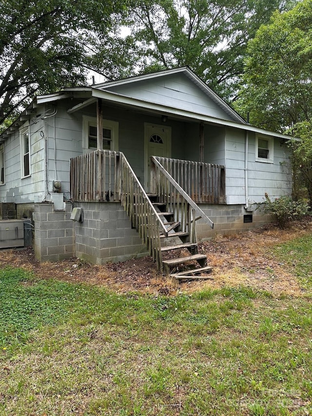 view of front facade with a porch and a front yard
