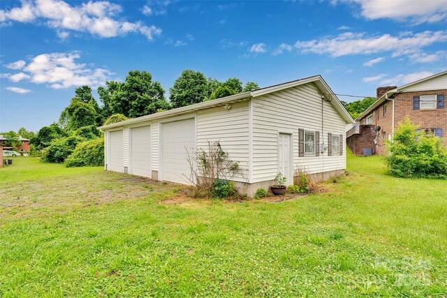 543 18th St NW, Hickory, NC 28601 - view of side of property with a detached garage, a yard, an outbuilding, and central AC unit