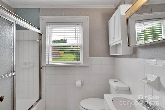 543 18th St NW, Hickory, NC 28601 - full bathroom featuring toilet, a sink, bath / shower combo with glass door, tile walls, and crown molding