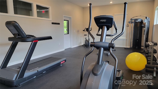 exercise room featuring baseboards