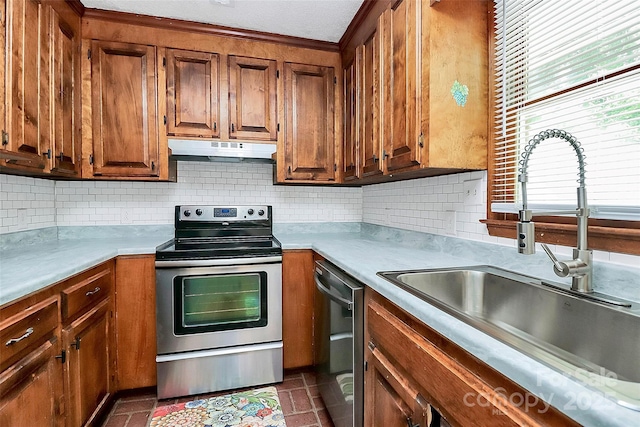 kitchen with backsplash, stainless steel appliances, a sink, and under cabinet range hood