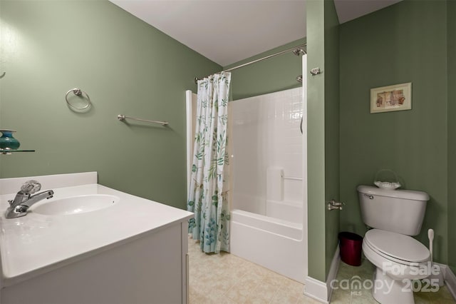 bathroom with baseboards, shower / bath combo, toilet, and vanity