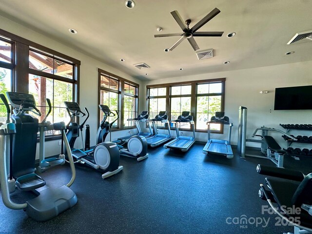 exercise room featuring visible vents, recessed lighting, baseboards, and ceiling fan