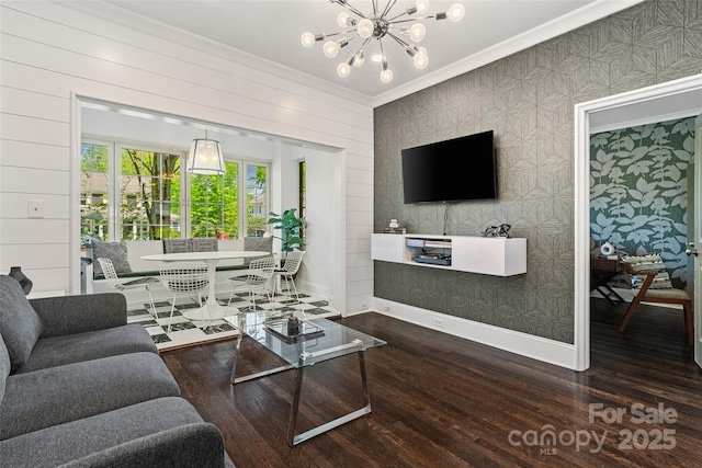 living room featuring wallpapered walls, wood finished floors, baseboards, and crown molding