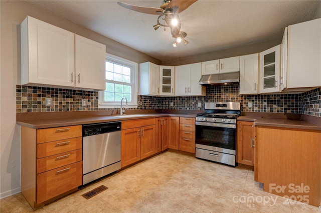 kitchen with stainless steel appliances, a sink, visible vents, ceiling fan, and under cabinet range hood