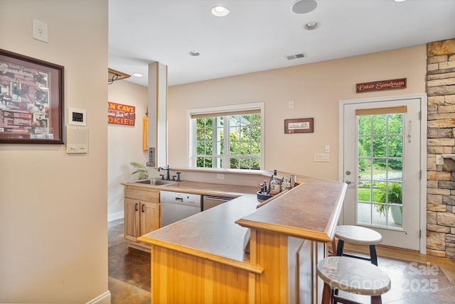 7471 Barfield Ln, Denver, NC 28037 - kitchen featuring a peninsula, dishwasher, a sink, baseboards, and a breakfast bar