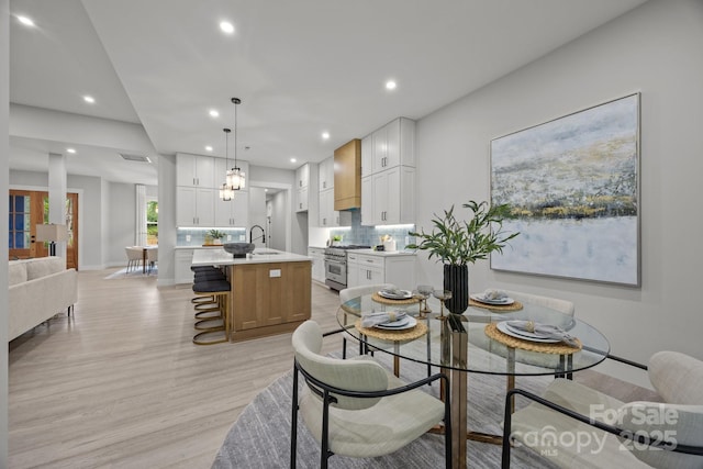 dining space with visible vents, recessed lighting, light wood-style flooring, and baseboards