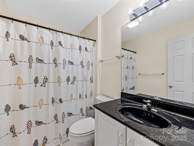 bathroom with curtained shower, a textured ceiling, toilet, and vanity