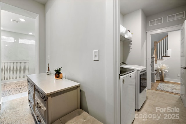 bathroom featuring visible vents, independent washer and dryer, and tile patterned floors