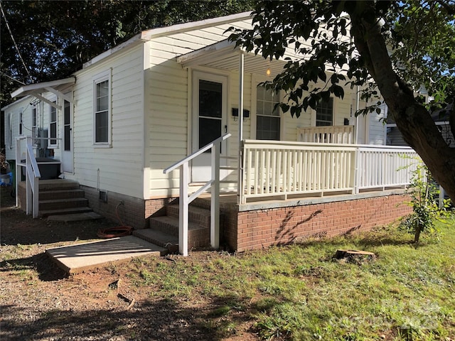 424 Skyland Ave, Charlotte, NC 28205 - view of front facade with a porch and crawl space