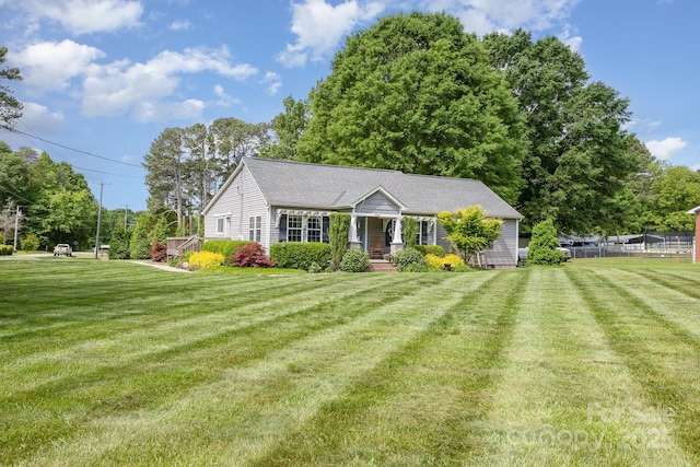 view of front of property featuring a front yard