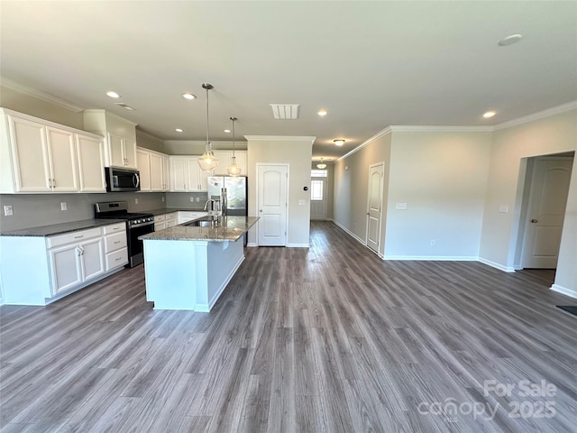 17121 Carolina Pine Row, Charlotte, NC 28278 - kitchen with a sink, a center island with sink, visible vents, crown molding, and appliances with stainless steel finishes