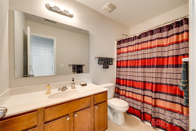 full bathroom featuring toilet, visible vents, curtained shower, and vanity