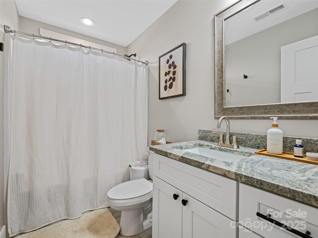 full bathroom with toilet, visible vents, recessed lighting, a shower with shower curtain, and vanity
