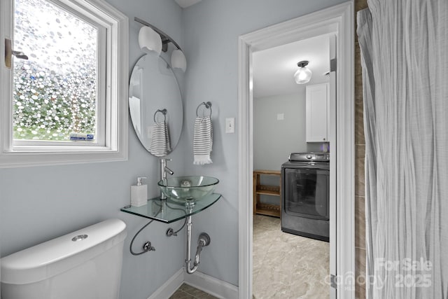 2100 Shadyview Dr, Charlotte, NC 28210 - full bath with washer / dryer, a sink, toilet, baseboards, and a shower with curtain