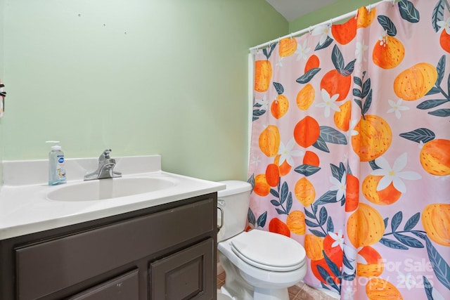 full bathroom featuring vanity, curtained shower, and toilet