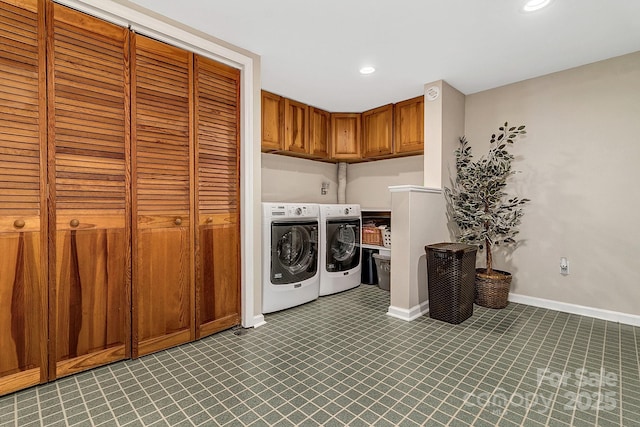 washroom featuring washing machine and clothes dryer, recessed lighting, baseboards, and cabinet space