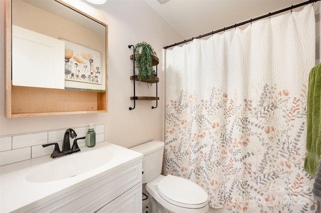 full bathroom featuring vanity, tasteful backsplash, toilet, and a shower with shower curtain