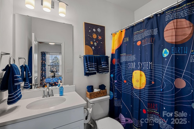 full bath with vanity, toilet, and a shower with shower curtain