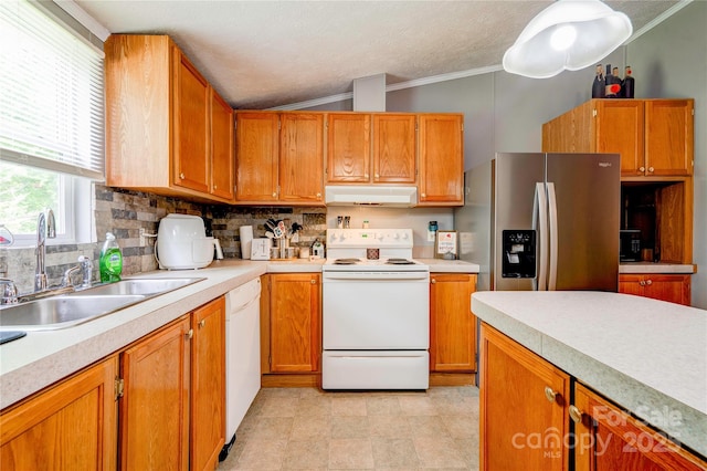 kitchen featuring crown molding, a sink, under cabinet range hood, vaulted ceiling, and white appliances