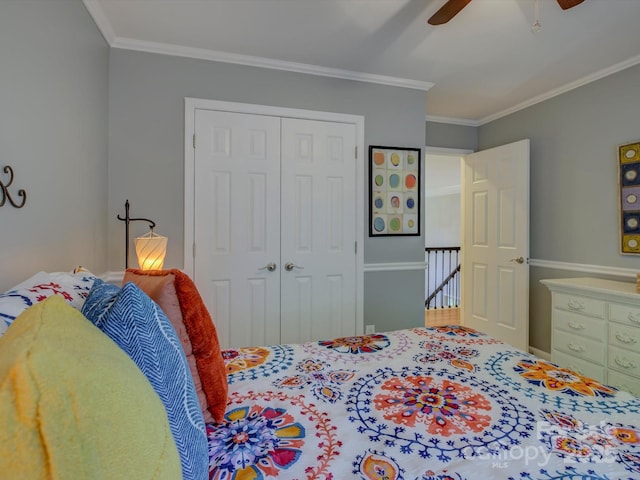 bedroom featuring ceiling fan, ornamental molding, and a closet