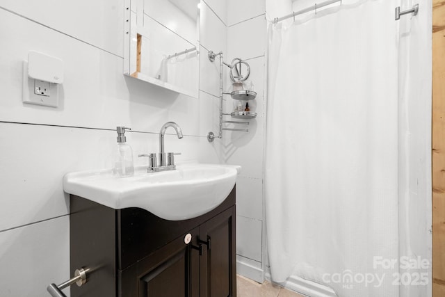 full bathroom with curtained shower and vanity