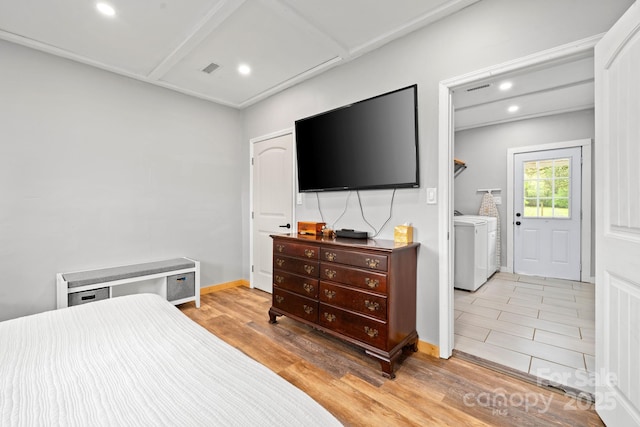 bedroom with visible vents, recessed lighting, light wood finished floors, and independent washer and dryer