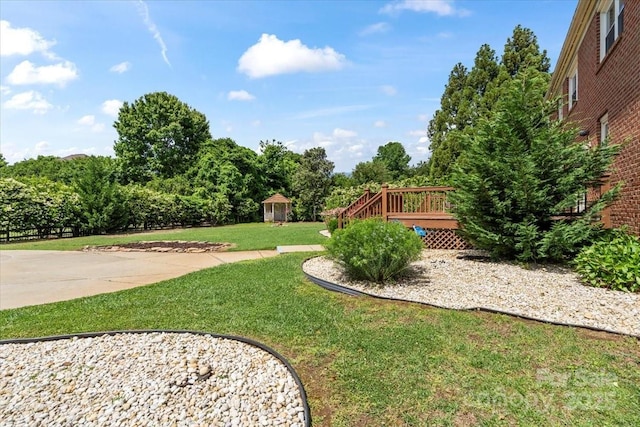 view of grassy yard with an outdoor structure