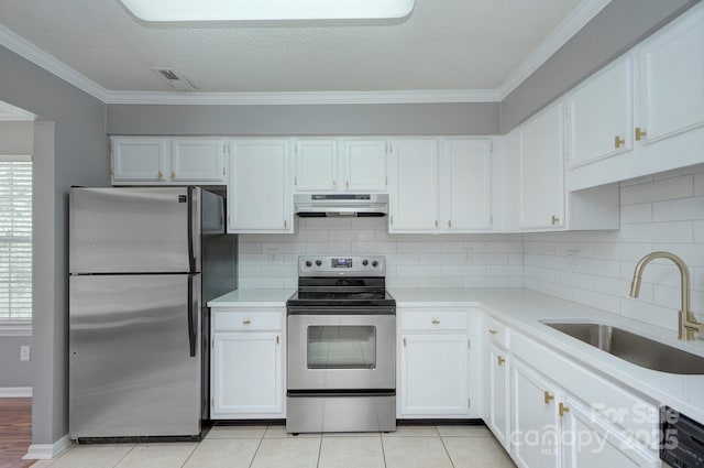 6510 Clavell Ln Unit B, Charlotte, NC 28210 - kitchen featuring a sink, stainless steel appliances, under cabinet range hood, crown molding, and visible vents