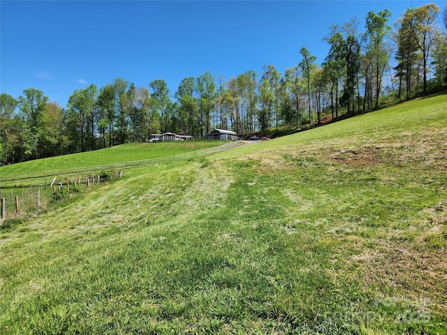 view of yard featuring a rural view