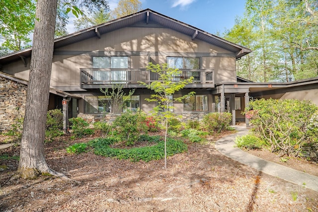 view of front of property featuring a balcony