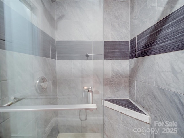 full bath featuring tiled shower