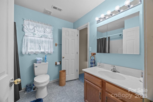 full bathroom with visible vents, toilet, curtained shower, and vanity