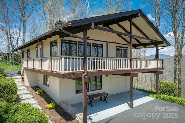 view of front of house featuring a garage and driveway
