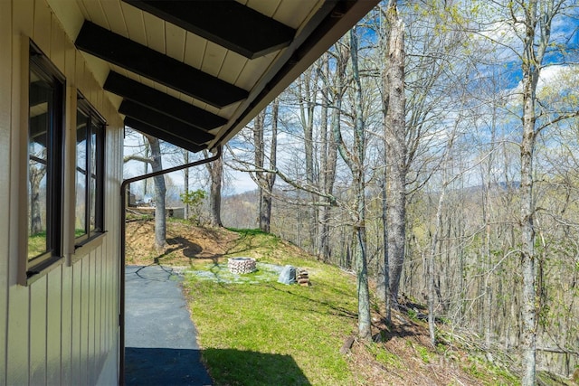 view of yard featuring a forest view