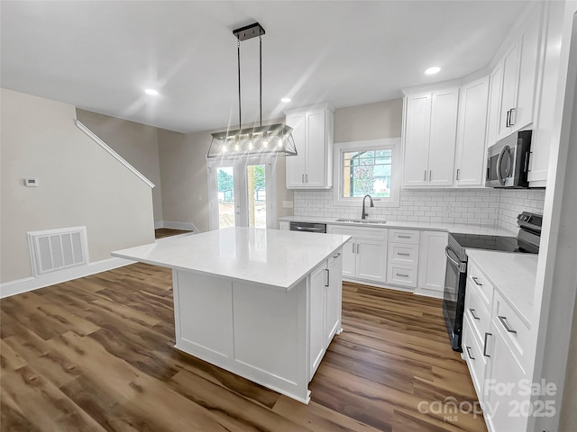 420 Fulton Dr, Kings Mountain, NC 28086 - kitchen featuring stainless steel appliances, a sink, a center island, white cabinets, and recessed lighting