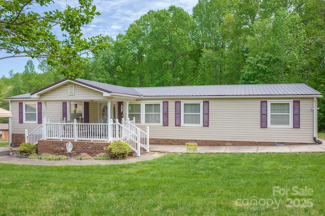manufactured / mobile home with covered porch, a front lawn, metal roof, and crawl space