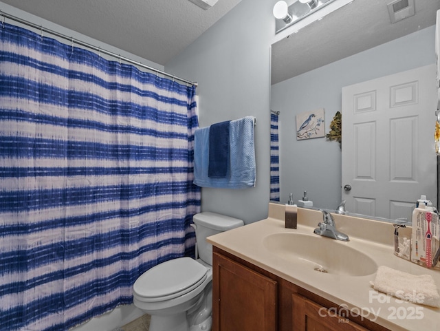 full bathroom featuring visible vents, vanity, curtained shower, toilet, and a textured ceiling