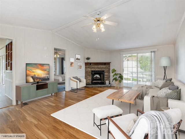 living area with lofted ceiling, light wood-type flooring, a ceiling fan, and ornamental molding