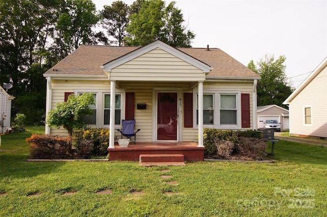 615 Mauney Ave, Kings Mountain, NC 28086 - bungalow featuring a shingled roof and a front yard