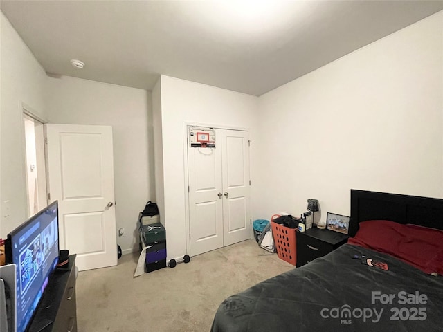 bedroom with baseboards, carpet, and a closet